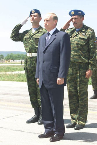 Vladimir Putin na Prištinskom aerodromu 17. juna 2001.godine